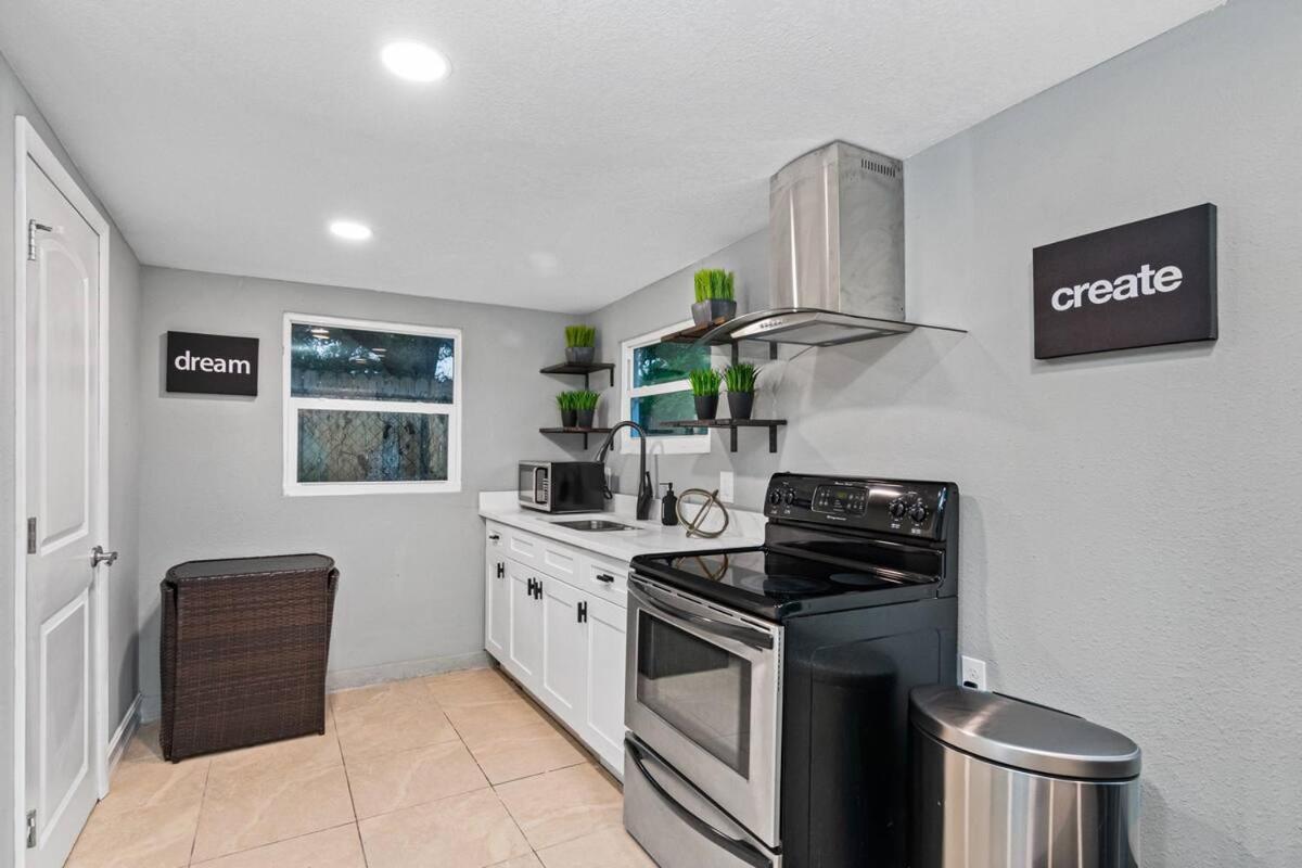Modern House In Clearwater With Access To A Shared Swimming Pool Apartment Safety Harbor Bagian luar foto